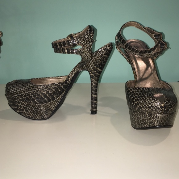Olive Snakeskin design heels - Picture 3 of 4
