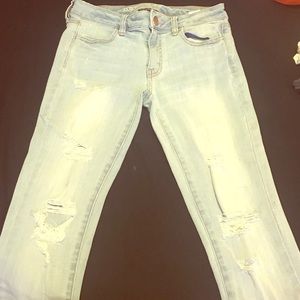 AEO LIGHT WASH JEANS