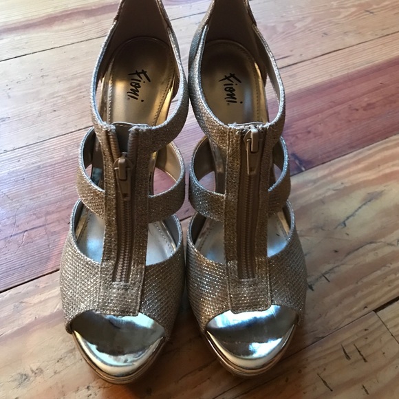 Gold high heel shoes - Picture 2 of 4