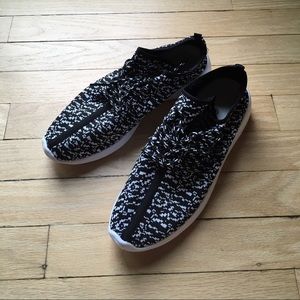 NWOT Yeezy/Nike Roshe Inspired Sneakers