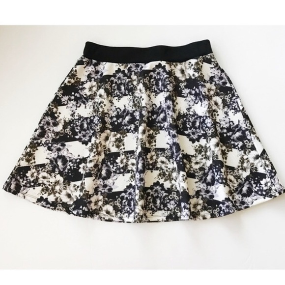 👑5/$25✨ Striped Floral Circle Skirt - Picture 2 of 3