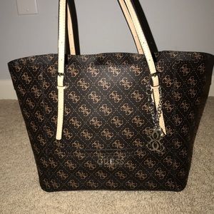 GUESS purse👄 ❤PRICE DROP❤