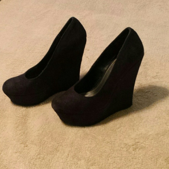 Cute Black Suede Wedge Heels. Size 6 1/2. - Picture 2 of 8