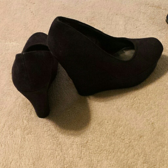 Cute Black Suede Wedge Heels. Size 6 1/2. - Picture 3 of 8