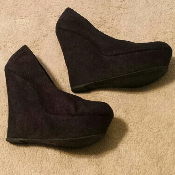 Cute Black Suede Wedge Heels. Size 6 1/2. - Picture 4 of 8