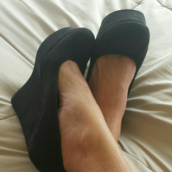 Cute Black Suede Wedge Heels. Size 6 1/2. - Picture 5 of 8