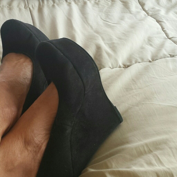 Cute Black Suede Wedge Heels. Size 6 1/2. - Picture 6 of 8