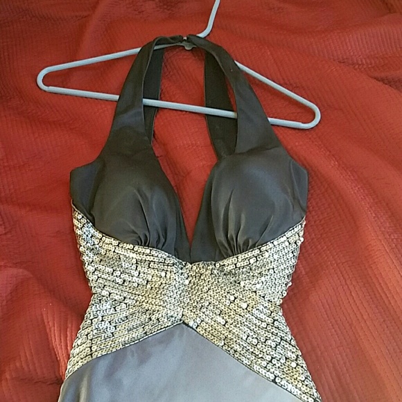 Backless gown - Picture 2 of 4