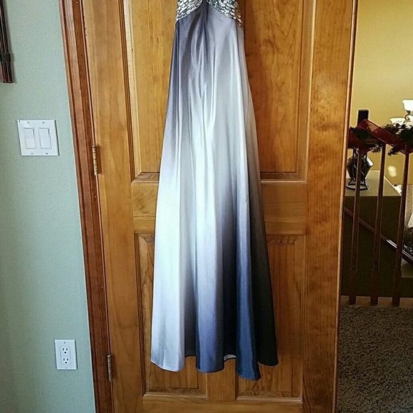 Backless gown - Picture 3 of 4