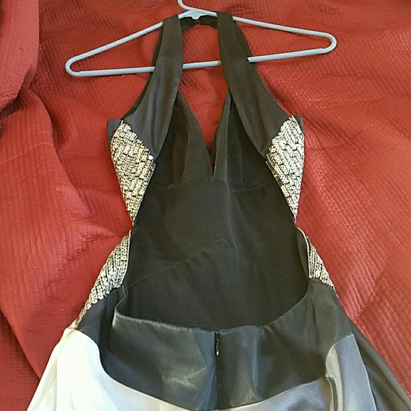 Backless gown - Picture 4 of 4
