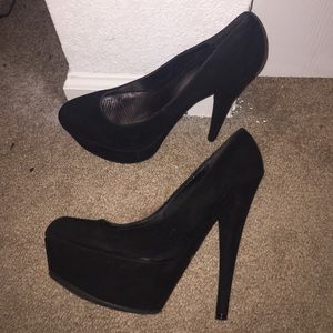 Black Pumps