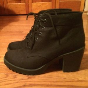 •Vagabond• Grace lace-up boots.