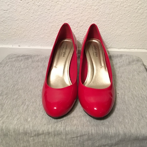 Size 7 Red pumps