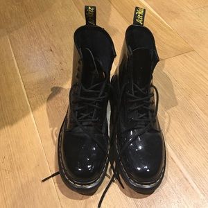 Doc martens black patent lamper boots