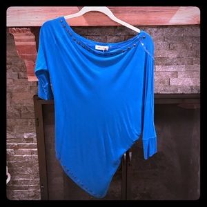 Three quarter off the shoulder tee
