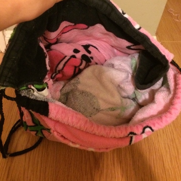 A convertible towel bag - Picture 2 of 3