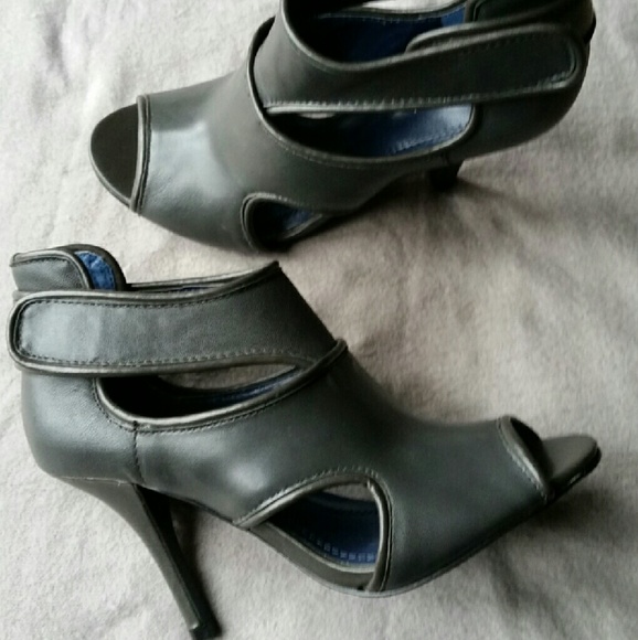 Tahari peep toe