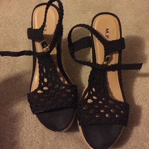 black wedges