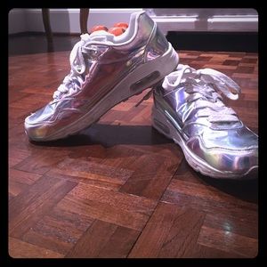 Holographic trainers
