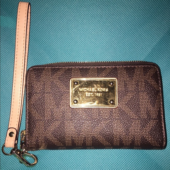 Michael Kors Monogram Wallet - Picture 2 of 4