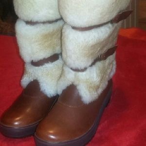 UGG Lilyan snow boots