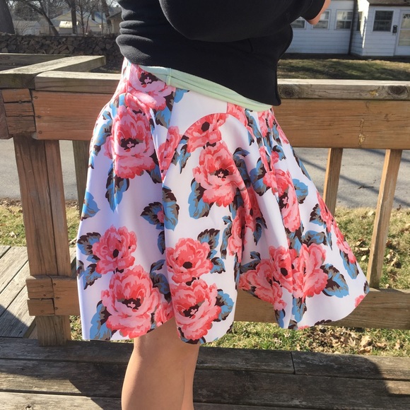 ➕ SZ 12 ONLY! Flowered Scuba A-Line Skirt! NEW! - Picture 5 of 7