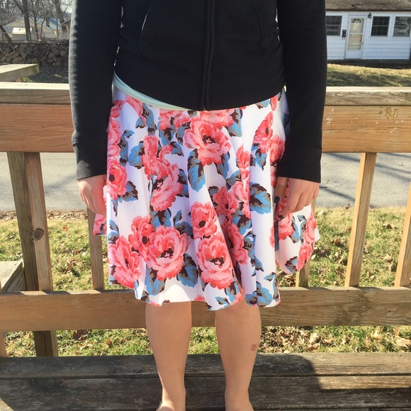 ➕ SZ 12 ONLY! Flowered Scuba A-Line Skirt! NEW! - Picture 6 of 7