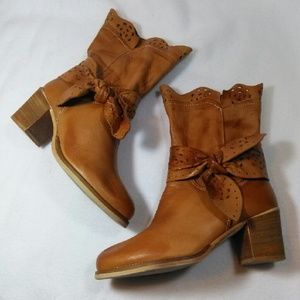 SOLD FINALLYAlissia Vera Gomma Leather Ankle Boots
