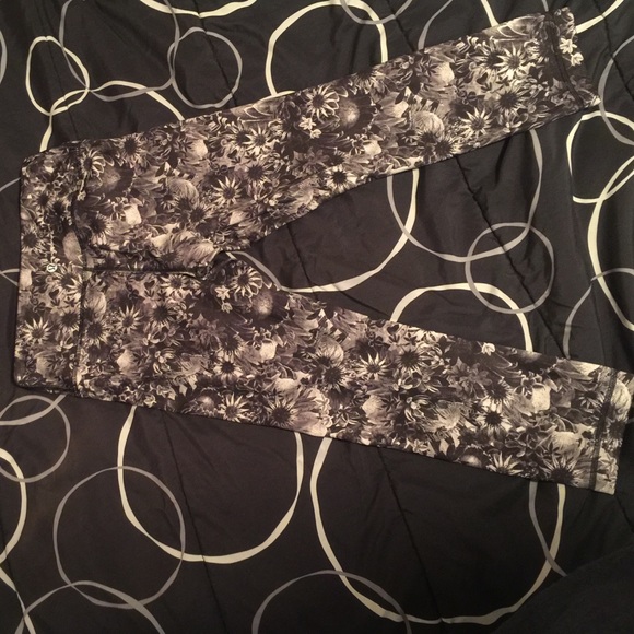 Lululemon flower crop leggings size 4 🌺