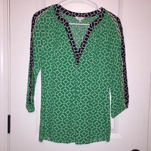 🎀 NWT. Green print with navy accent Blouse 🎀