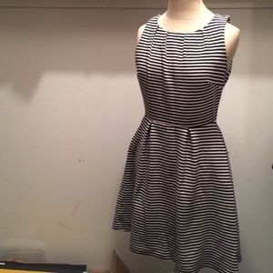 Sleeveless dress with pockets