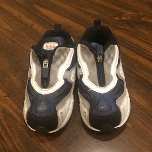 Boys size 7 Nike sneakers