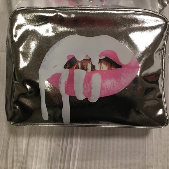 💯AUTHENTIC KYLIE LIMITED EDITION COSMETIC BAG NEW - Picture 3 of 5