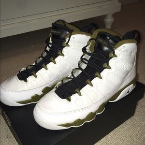 JORDAN 6Y STATUE 9'S