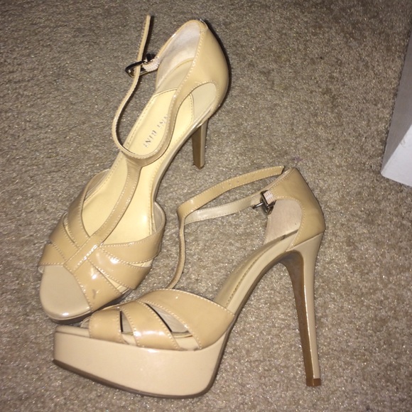 Beige, patent leather Gianni Bini heels