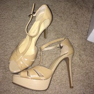 Beige, patent leather Gianni Bini heels