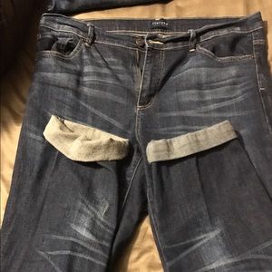 Distressed boyfriend jean