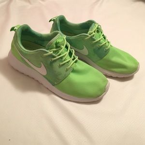 Nike RosheRun, lime green print shoes