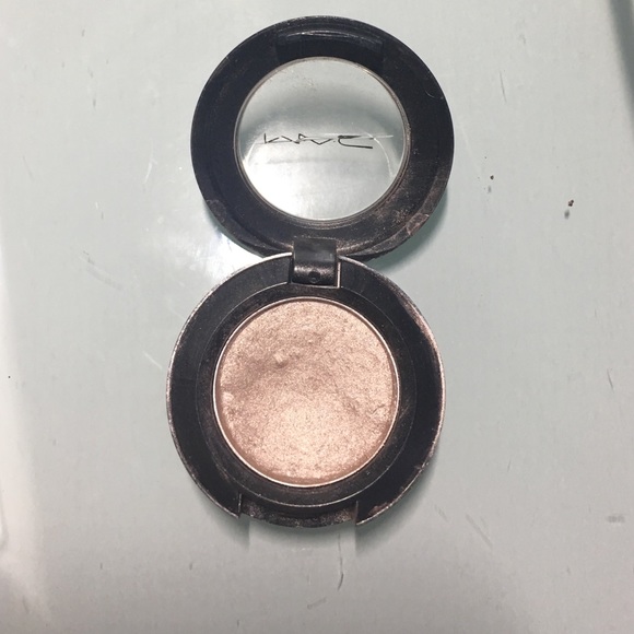 Discontinued Mac Eyeshadow in Relaxing