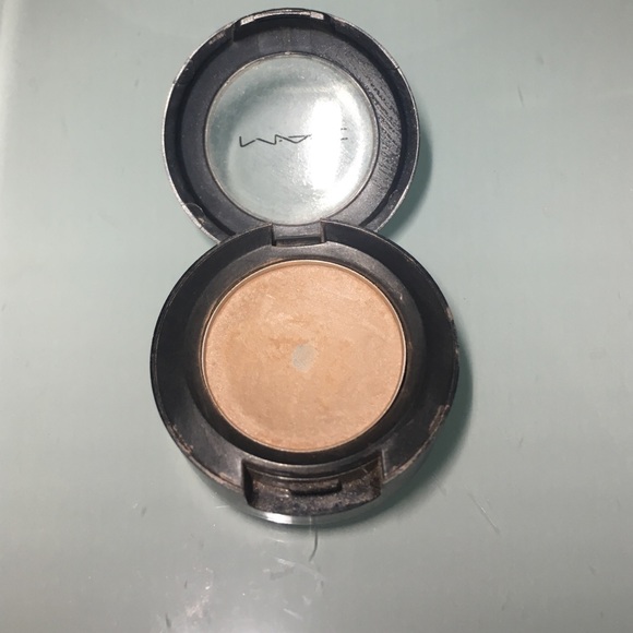 Mac Eyeshadow in Grain and Relaxing