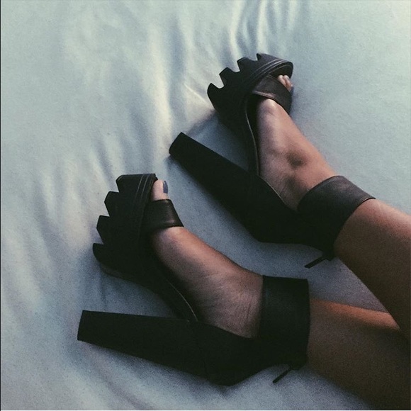 SOLD 🦄 Platform Heels
