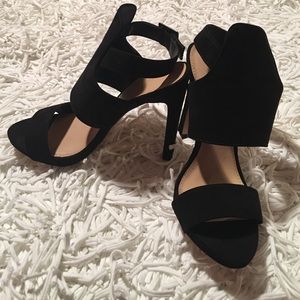 Black Pumps