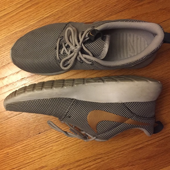 Nike Silver & Gold Roshes
