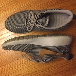 Nike Silver & Gold Roshes