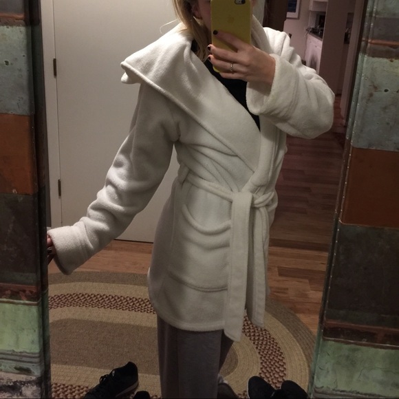 Robe - Picture 2 of 3