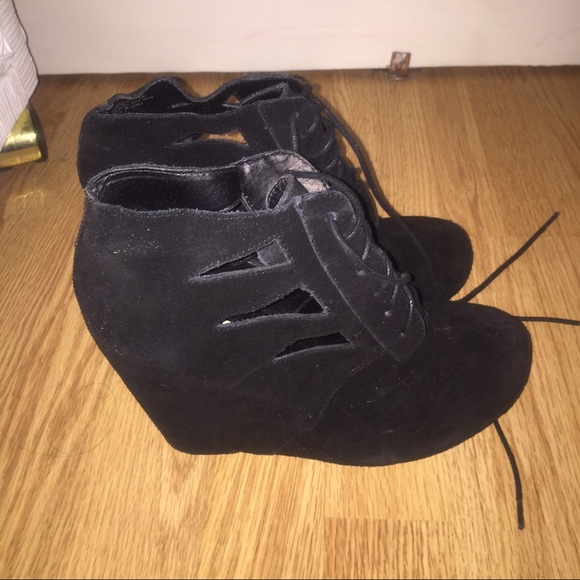 Steve Madden Cut Out Lace up Wedge - Picture 2 of 3