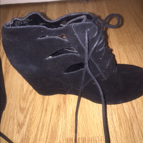 Steve Madden Cut Out Lace up Wedge - Picture 3 of 3