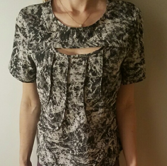 Robbi & Nikki by Robert Rodriguez Front Cutout Top - Picture 4 of 4