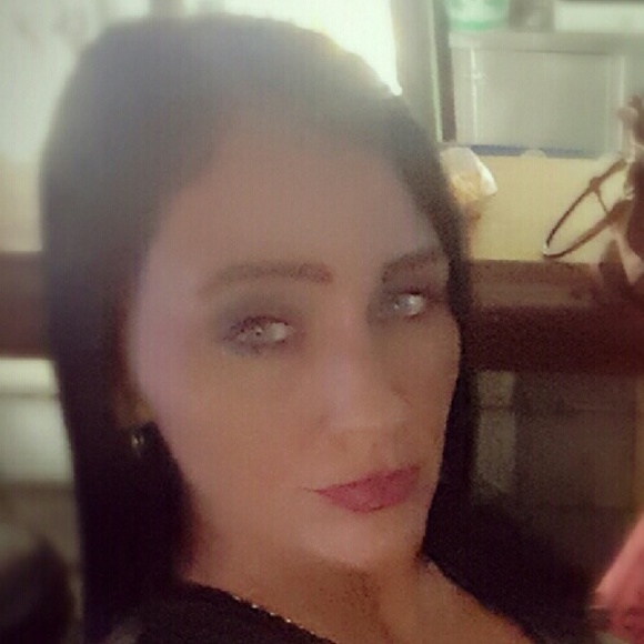 Meet your Posher, Apryl - Picture 1 of 1