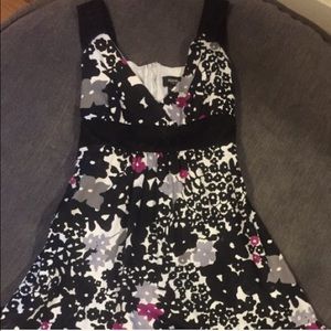 Alyn Paige Size 5/6 floral dress in black, purple